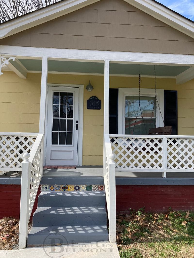 No big stairs to climb, just 3 steps and you're on the cutest little porch ever!
