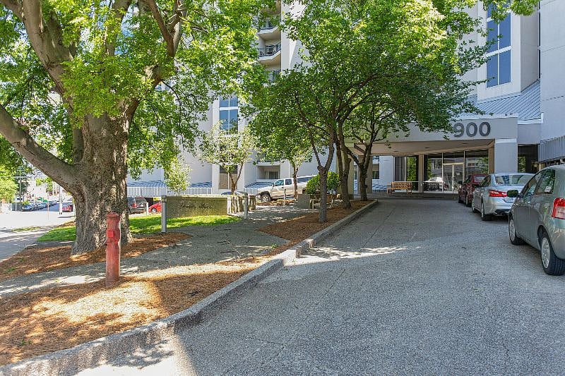 Front circular drive with 4 hour free parking for drop-off or pickup