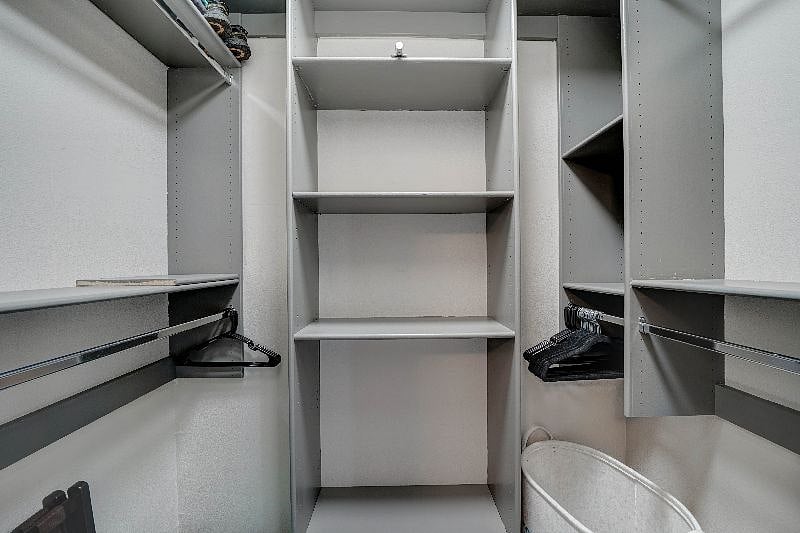 Master Bedroom Walkin Closet