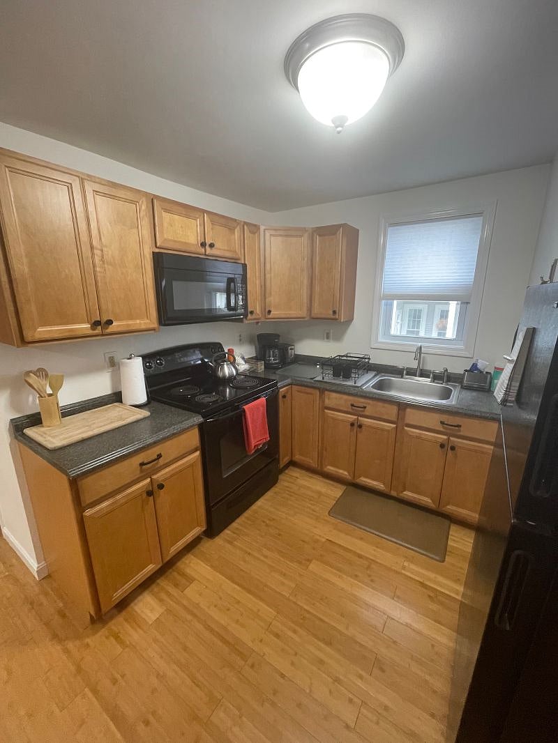 Kitchen - full sized applicances