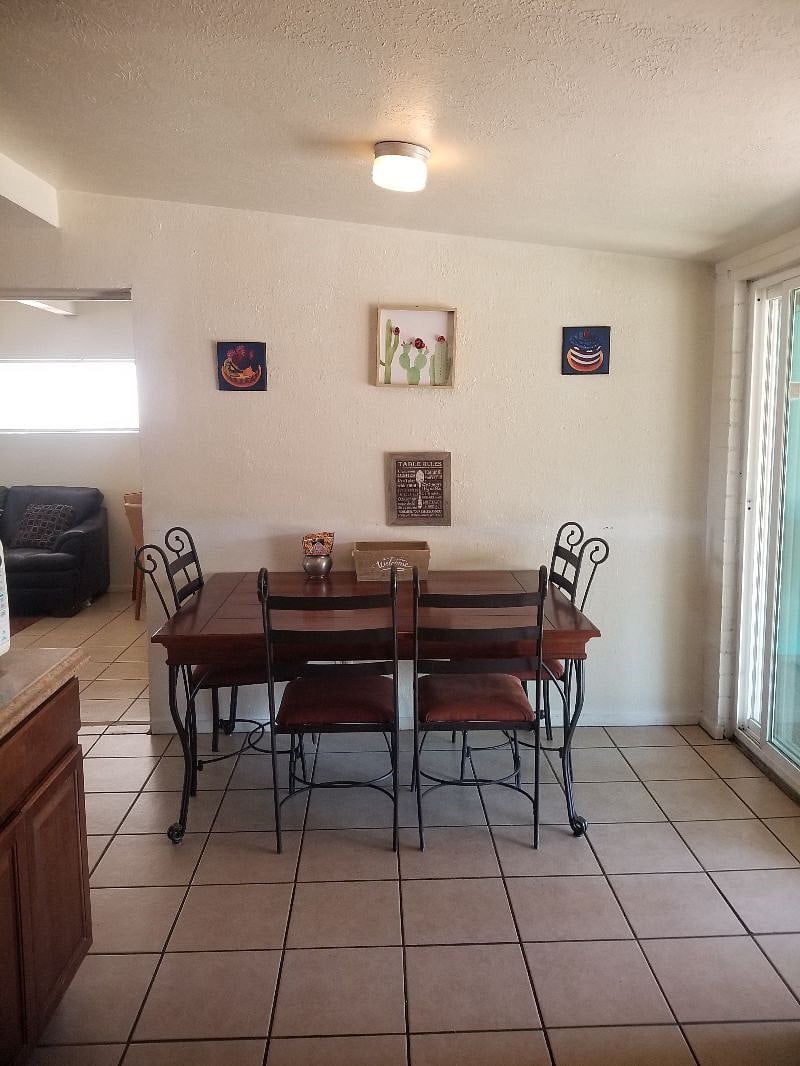 Eat in kitchen lake