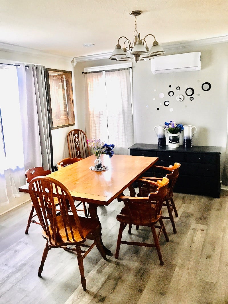 We combined a few snazzy items with classics like grandmamas dining table to remind of you a simpler time. Sit down and eat in your new home. 