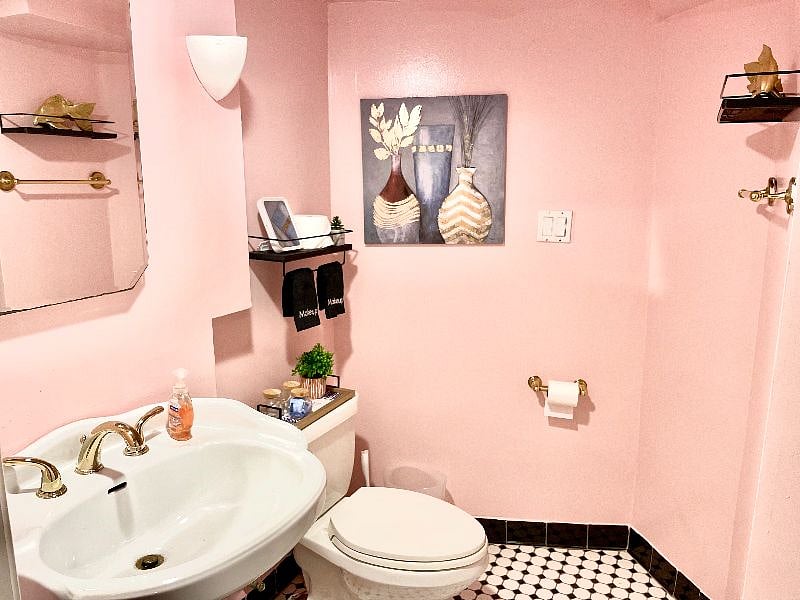 Cheerful Bathroom. Enjoy the complimentary toiletries!