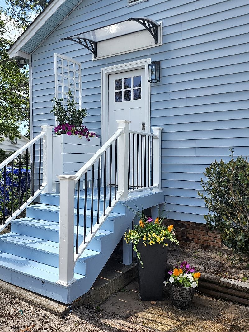You have your own exterior access and all amenities. You will only see me upon requests.
All utilities are included!!