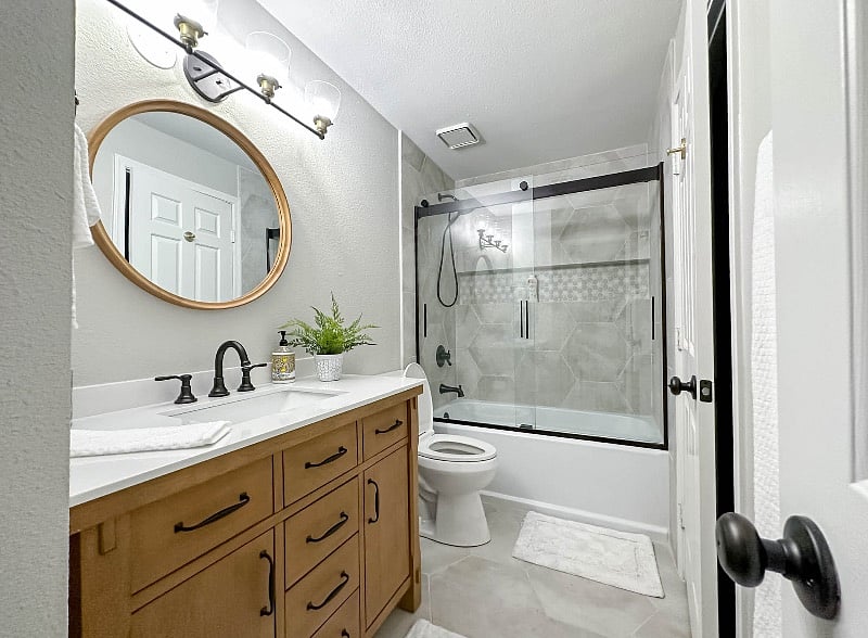 Spacious Tub / Shower in Bathroom