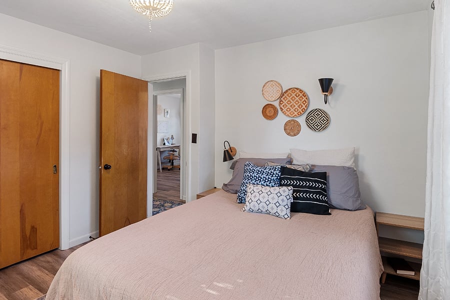 Queen size bed and tv in this room