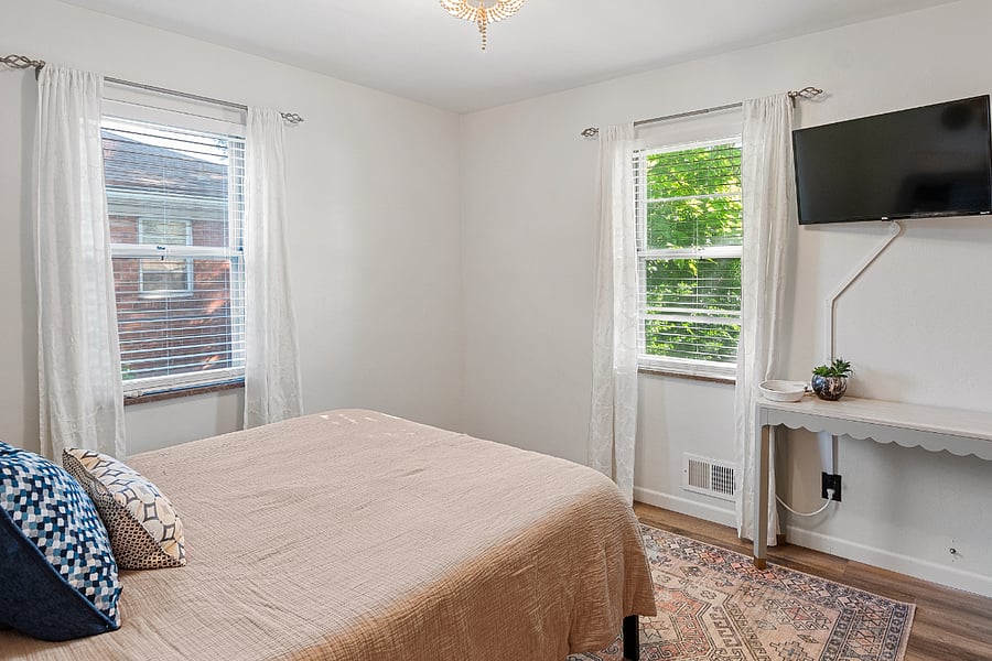 queen bed room