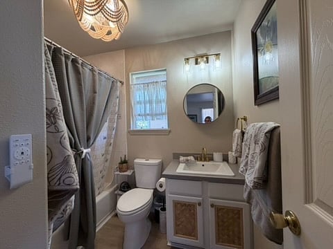 Renovated bathroom, supercute island vibes!