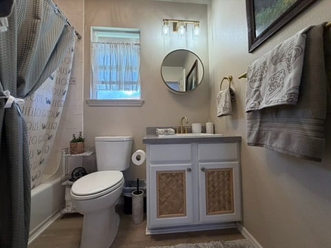 Renovated bathroom, supercute island vibes!