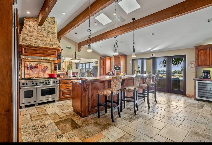 kitchen & breakfast bar
