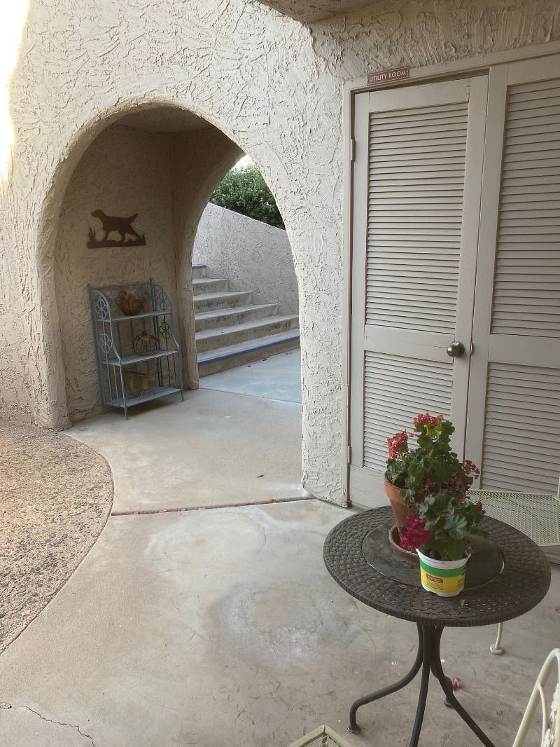 Private entrance. 6 steps down to groung level and entrance