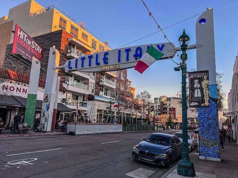 Restaurants, bakeries, convenience stores - all steps away