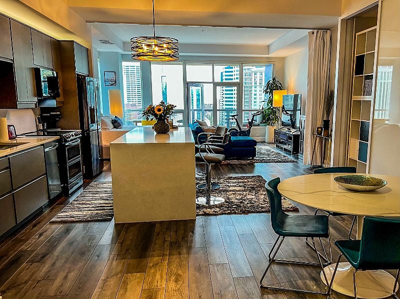 Kitchen area with diningComfortable co table