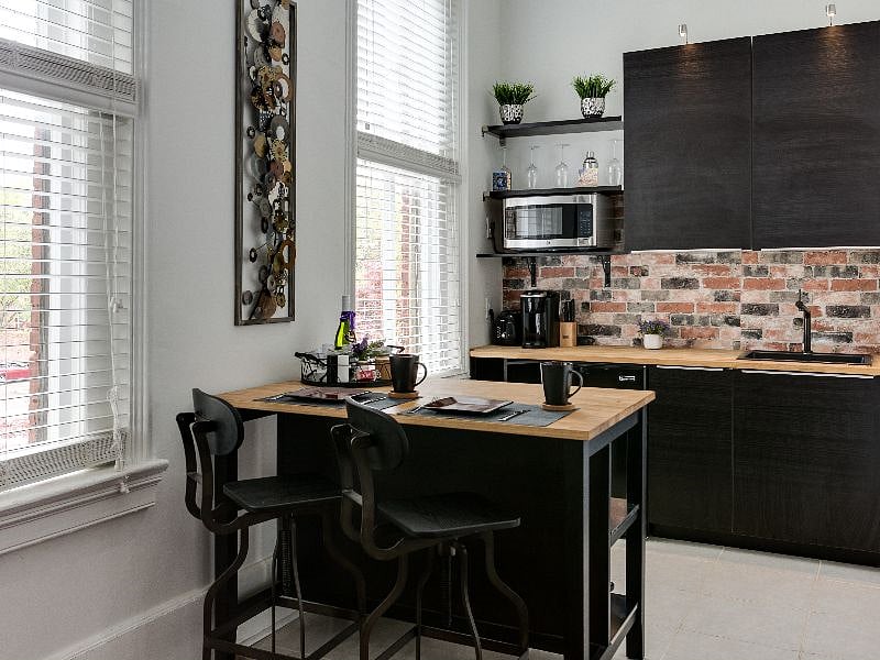 Kitchenette and dining area