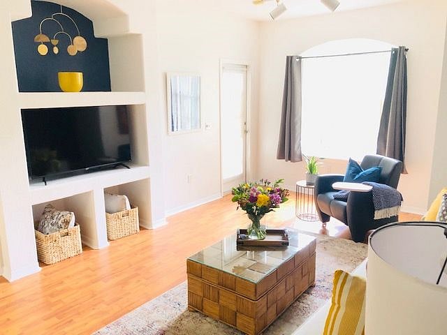 Personal touches that inspire and draw a smile. It's not just a rental. It's home.
50" TV ready to stream.
