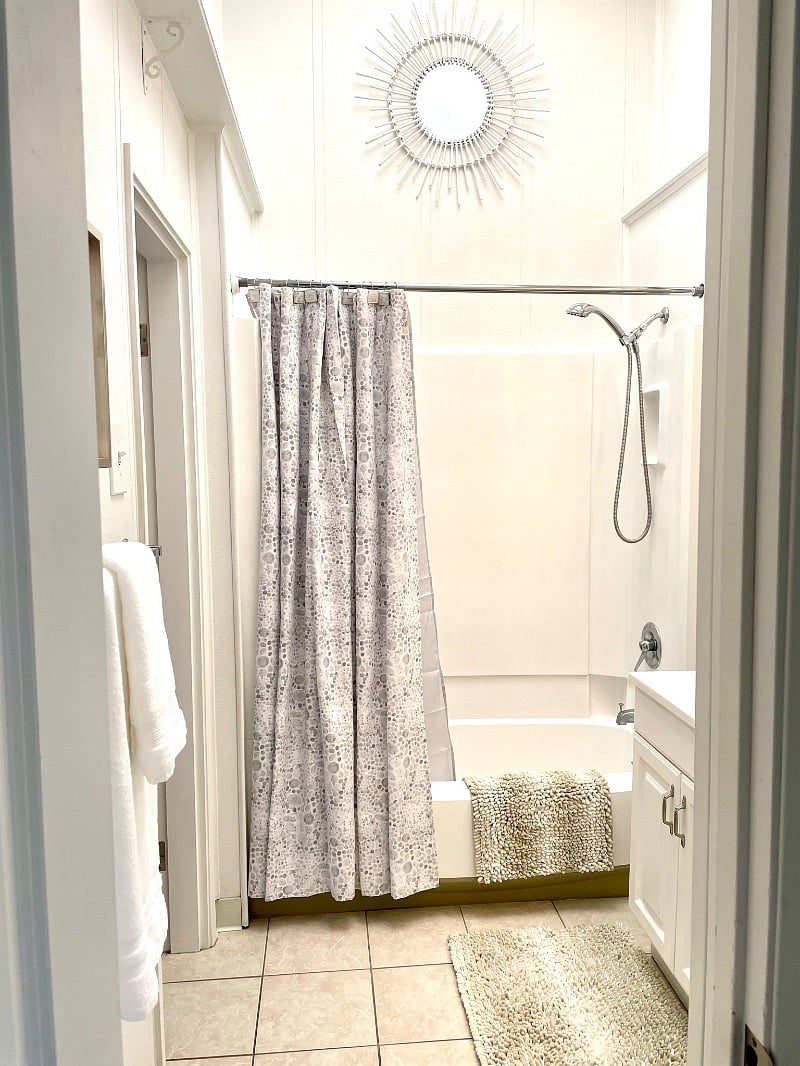 Light And Bright 1 Full Bath With Vanity Mirror