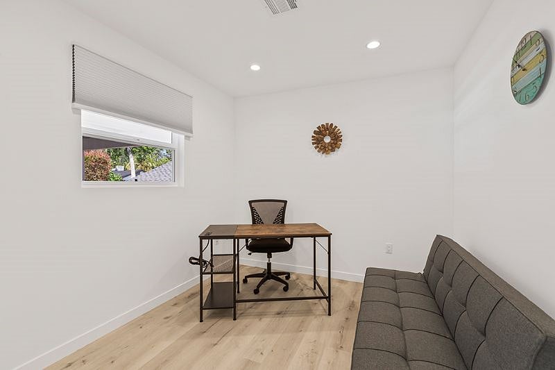 Office space/4th bedroom with sofa bed