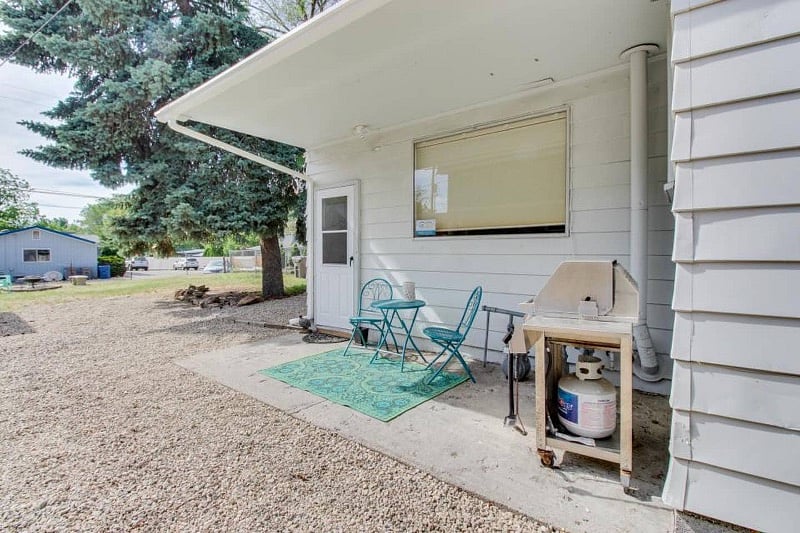 Private Entrance and separate mailbox