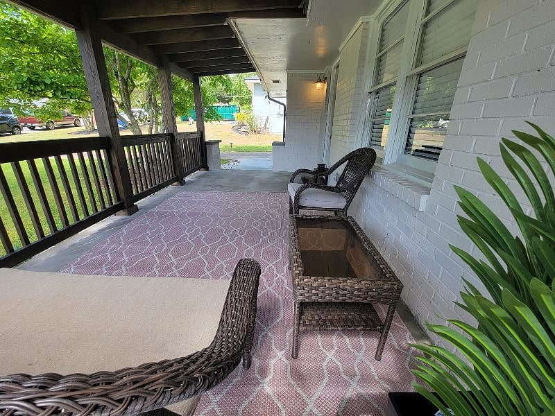 COVERED FRONT PORCH