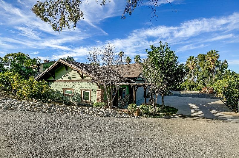 View of cottage as you enter the property.