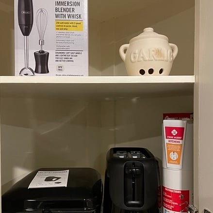 The kitchen includes a mixer, toaster, hand blender, coffee pot, and fire extinguisher.