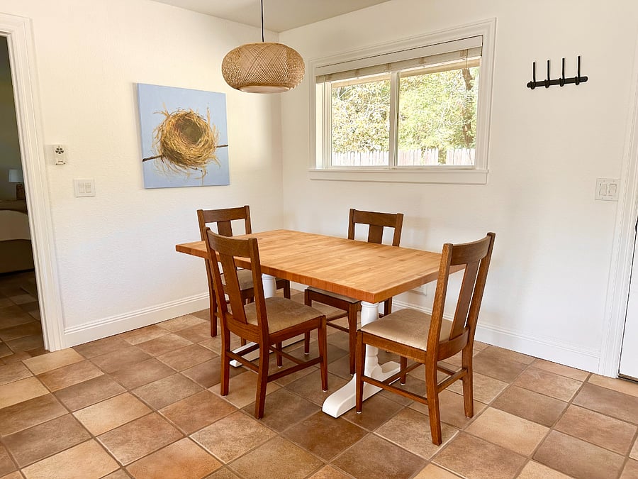 DIning area adjacent to kitchen