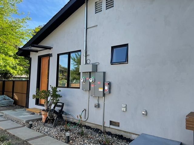 Private entrance door to unit.