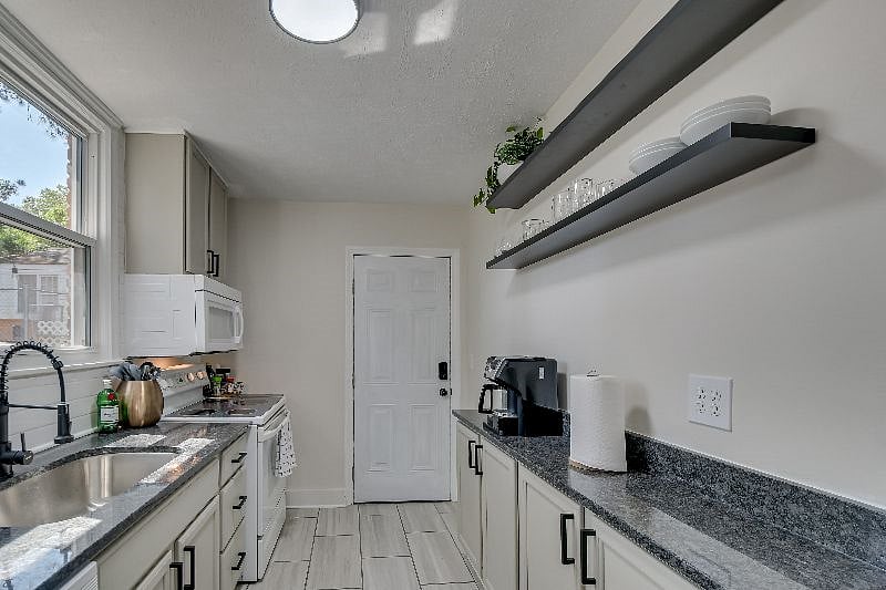 Furnished Finder property 375103_1 photo 16