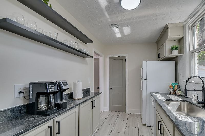 Furnished Finder property 375103_1 photo 18