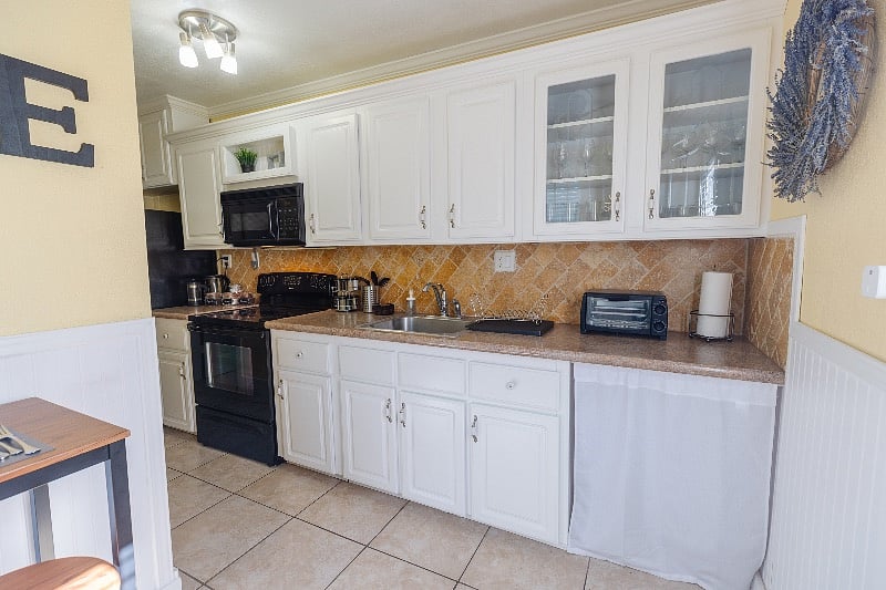 Alt view of kitchen