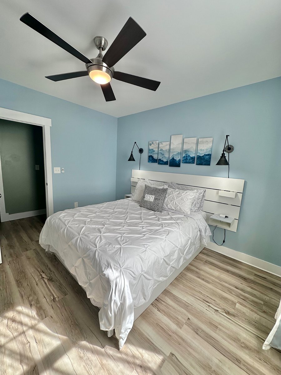 The queen-size bed has adjustable reading lights and a latex foam mattress with a cooling gel upper layer which provides excellent support for a comfortable nights sleep.