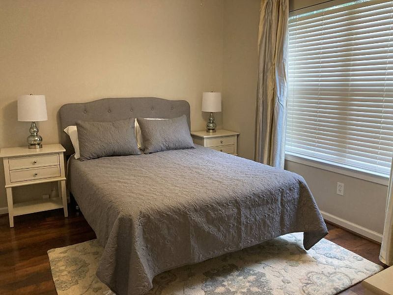 Front bedroom - queen