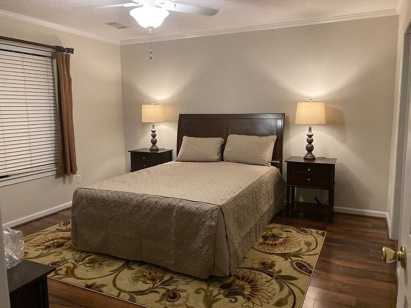 Master bedroom - queen