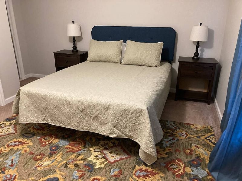 upstairs bedroom - queen