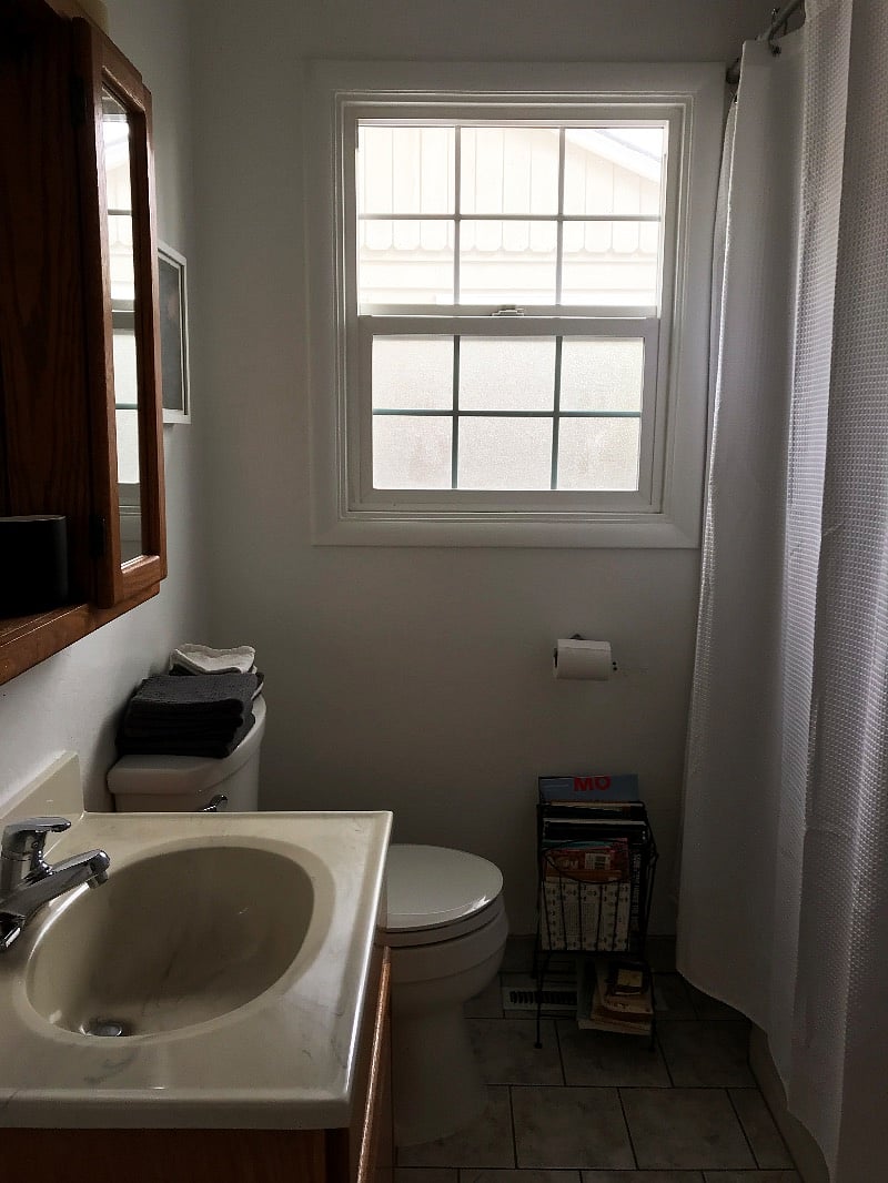 bathroom w. shower/bathtub