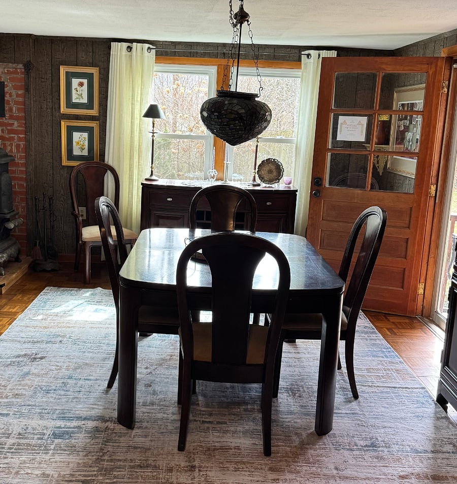 Dining room with 6 chairs