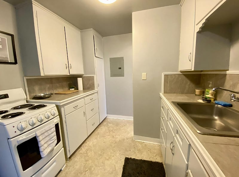 Full kitchen.
