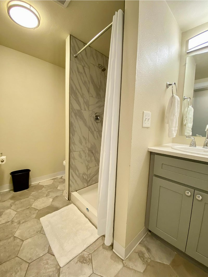 Super clean 3/4-bathroom.