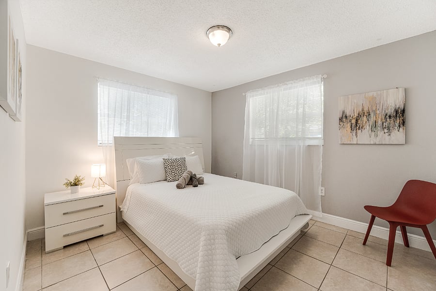 Inviting third bedroom featuring tasteful furnishings and a serene atmosphere.