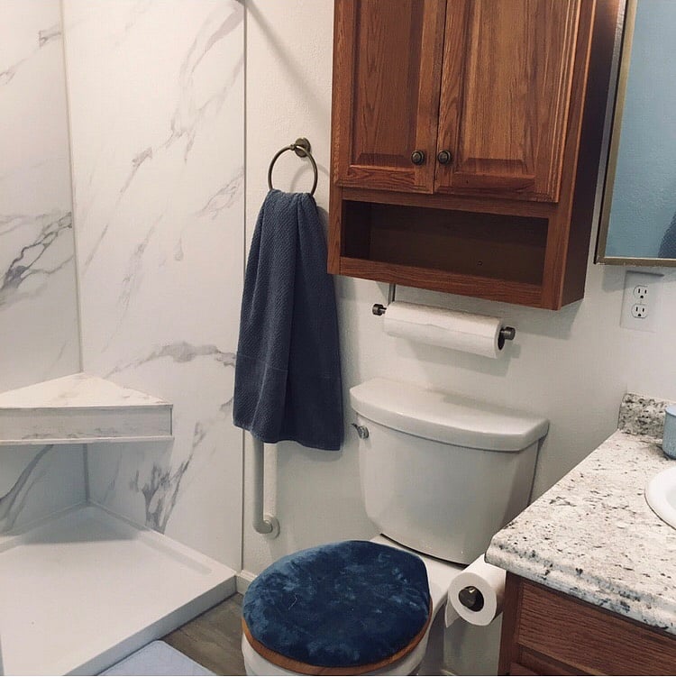 Clean and bright! Complete with all supplies provided.