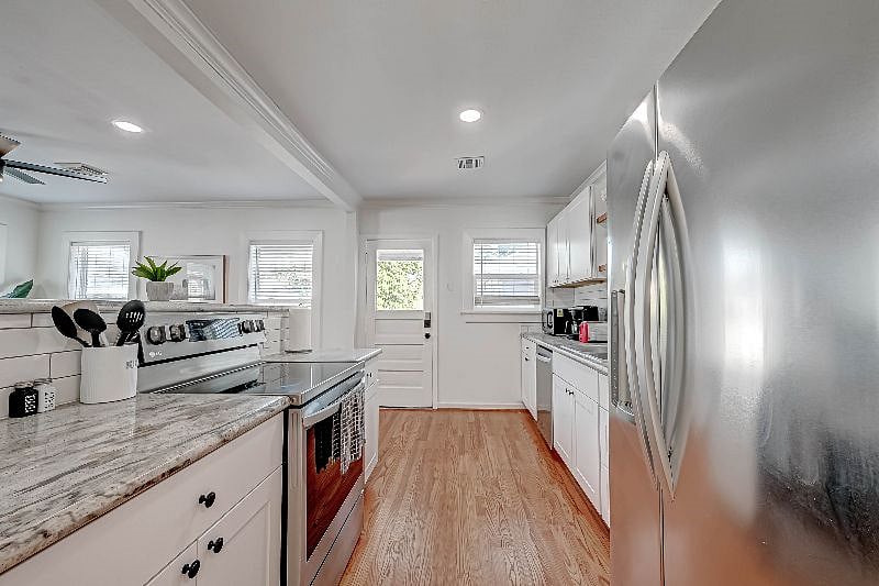 1712 Fairview 77006: Kitchen.
