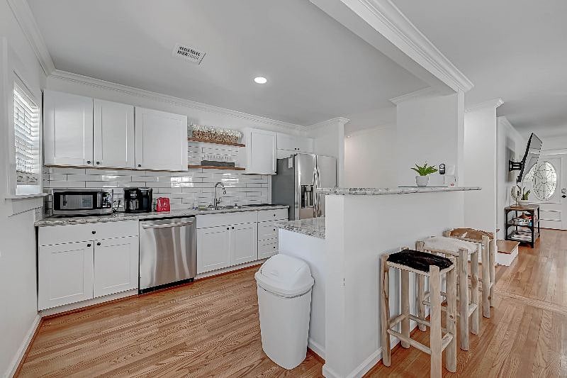 1712 Fairview 77006: Kitchen.