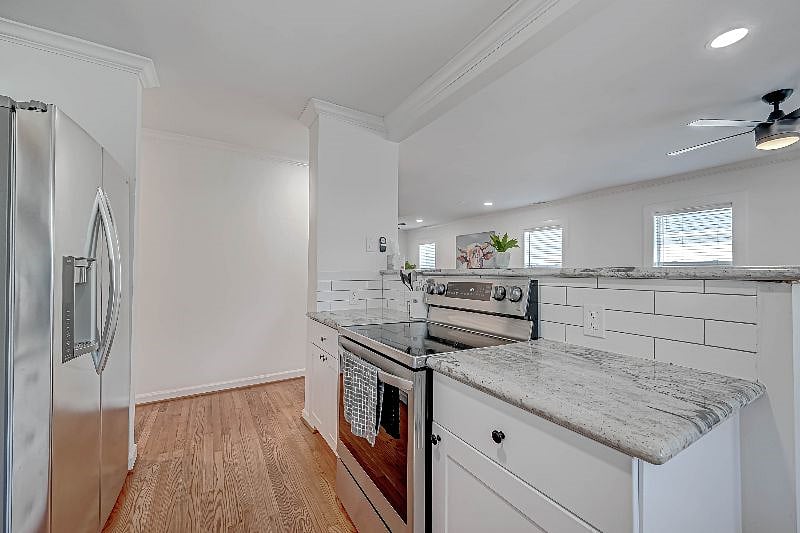 1712 Fairview 77006: Kitchen.