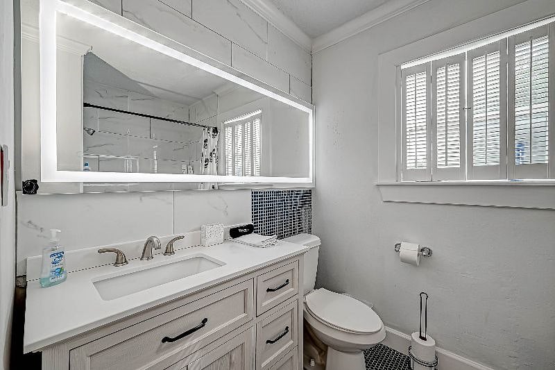 1712 Fairview 77006: 2nd Floor Bathroom.