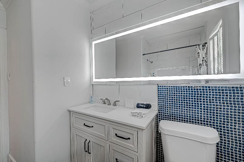 1712 Fairview 77006: 2nd Floor Bathroom.