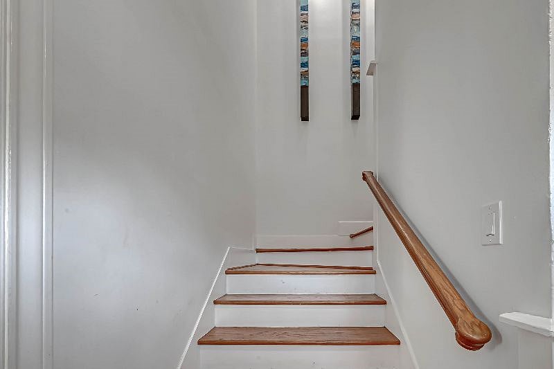 1712 Fairview 77006: Stairs to the 2nd Floor Entrance.