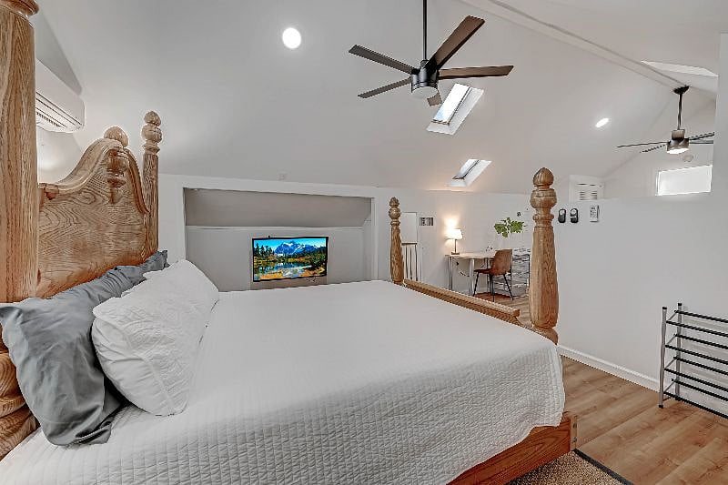 1712 Fairview 77006: 3rd Floor Bedroom complete with King Bed, Desk & Roku TV. 