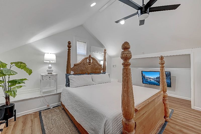 1712 Fairview 77006: 3rd Floor Bedroom complete with King Bed, Desk & Roku TV. 