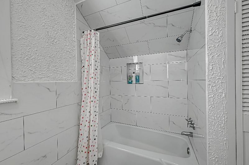 1712 Fairview 77006: 3rd Floor Bathroom.