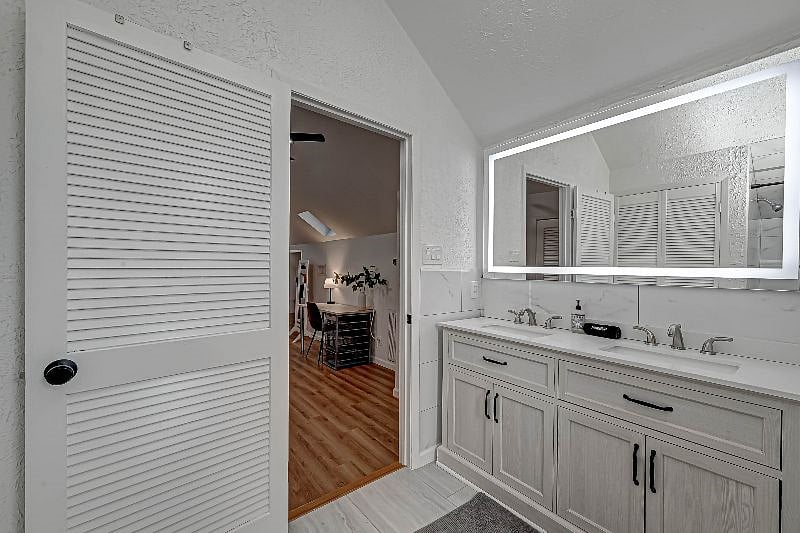 1712 Fairview 77006: 3rd Floor Bathroom.